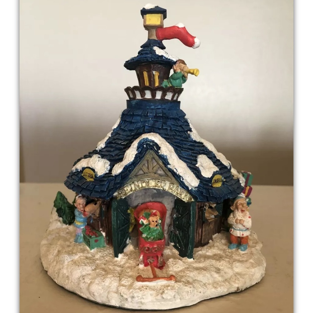 SANTA’S TOWN AT THE NORTH POLE 1995 REINDEER BARN ST02 ORIGINAL STICKER